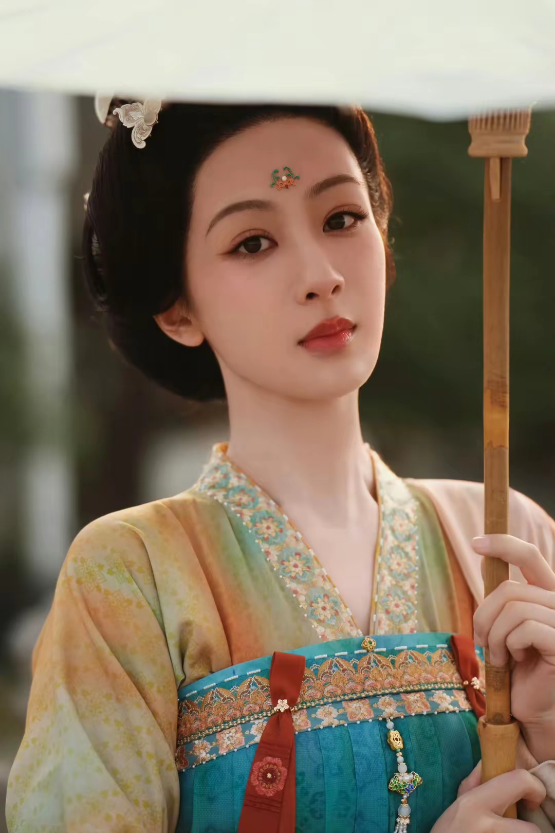 她身着华丽唐装发髻高挽眉目如画举手投足间尽显盛唐气象