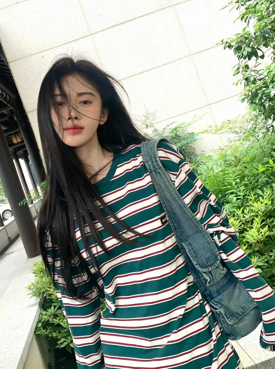 鞠婧祎最新写真曝光身穿白绿条纹上衣搭配工装裤清爽又时髦