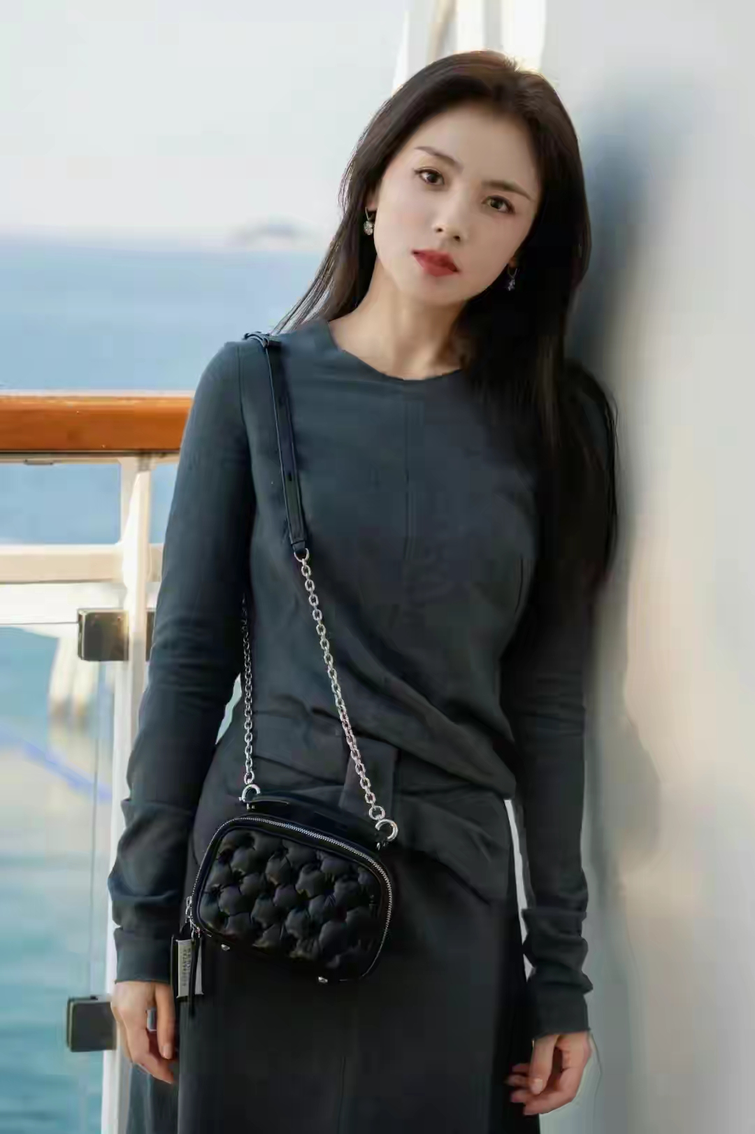 她笑起来的时候特别甜美,仿佛整个世界都亮了起来