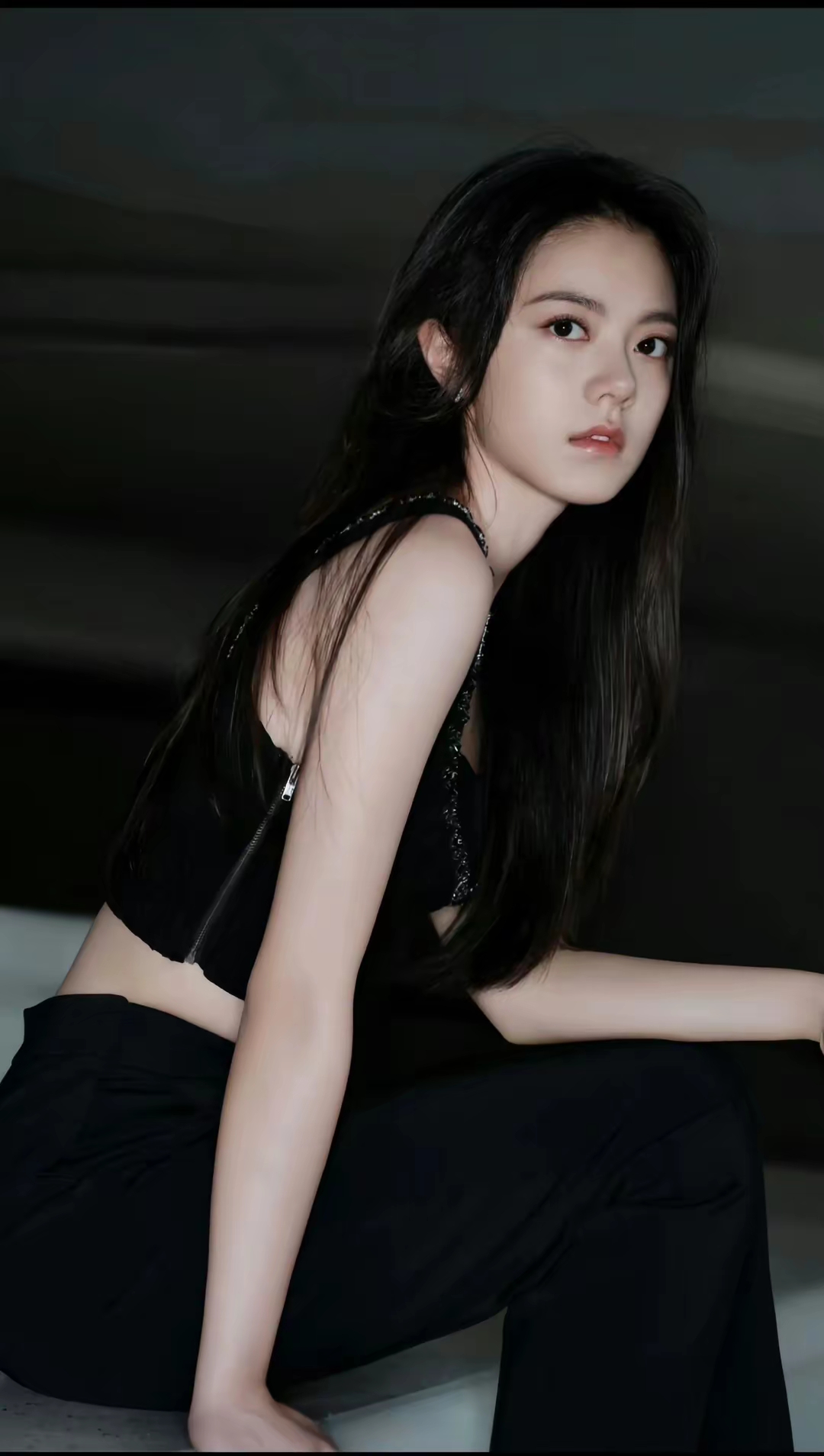 赵今麦一身黑色装扮亮相,黑色吊带小背心搭配修身长裤,简约又不失时尚