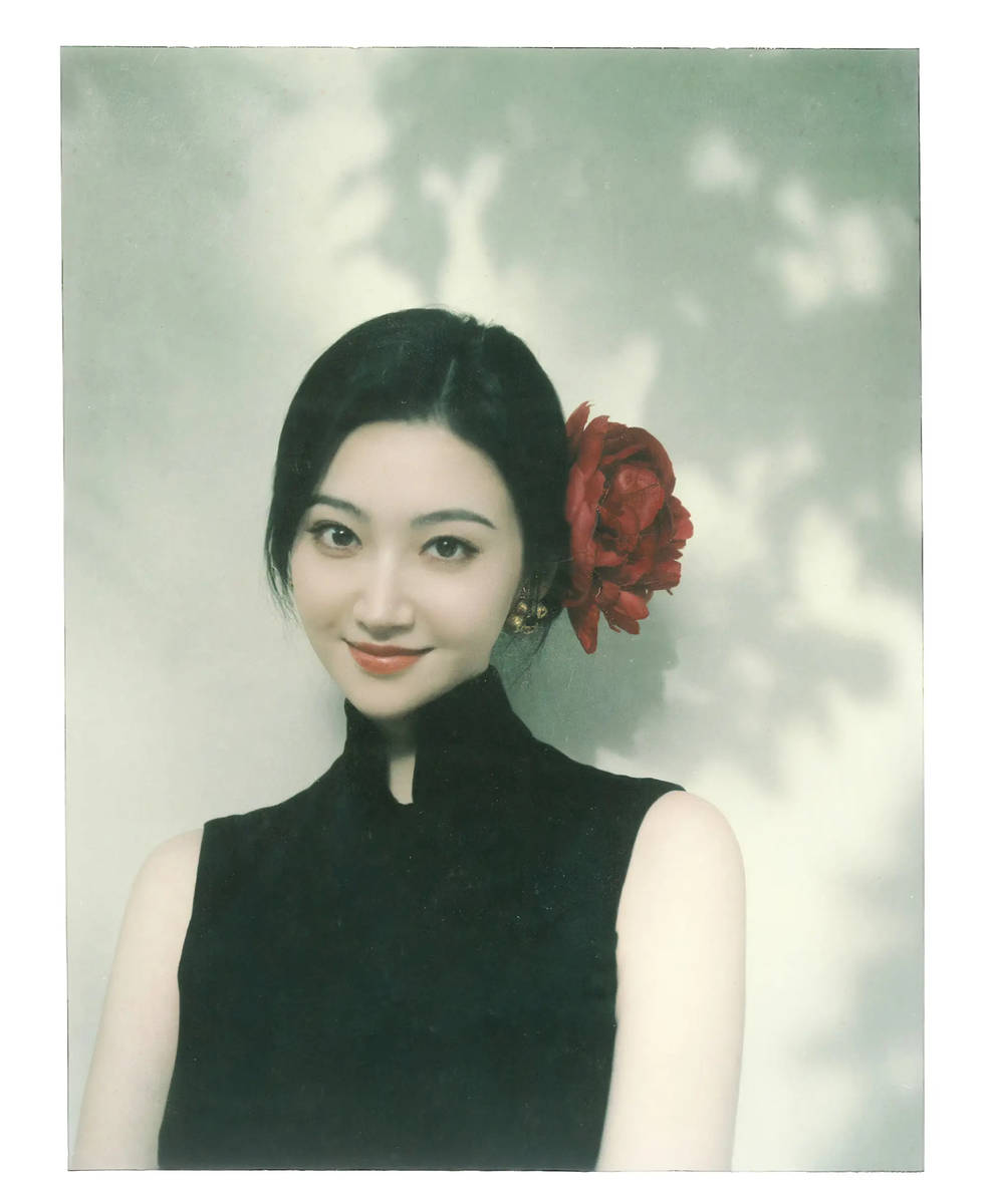 景甜身穿黑色无袖旗袍裙头戴大红花明艳动人