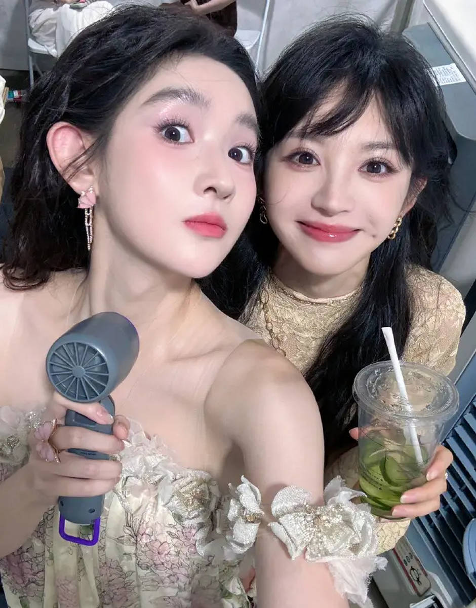 王玉雯和田曦薇在社交平台晒出亲密合照,两人脸贴脸笑容甜美
