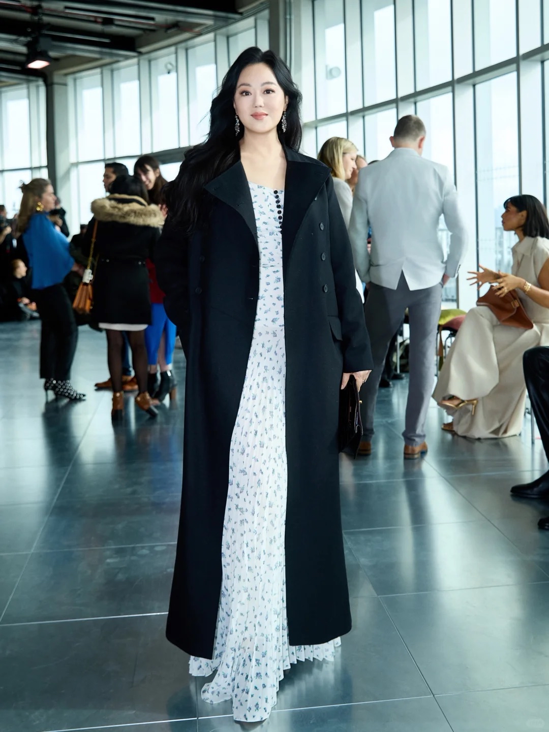 不得不说章小蕙保养的很好,一点都没有年龄感