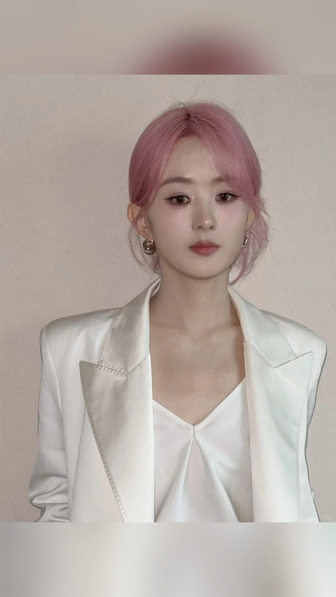 被赵丽颖的新造型圈粉了,粉色头发俏皮甜美,穿白西服更气质!