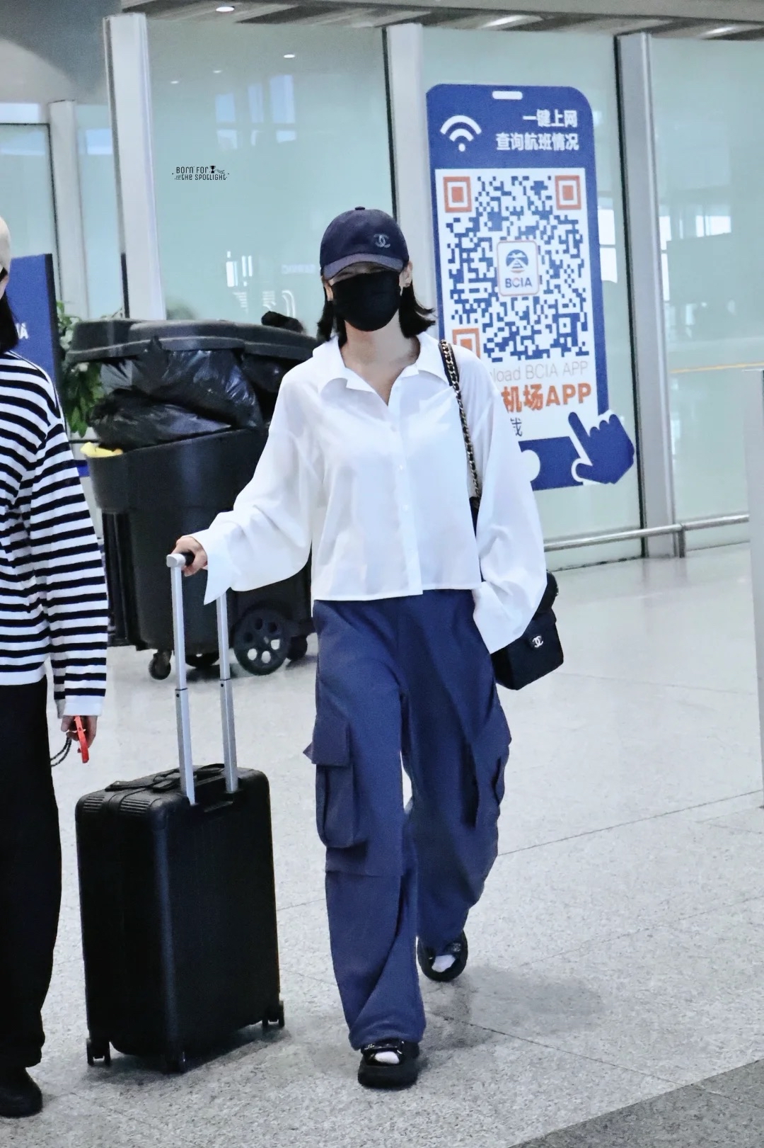 辛芷蕾机场街拍,白衬衫配工装裤率性洒脱!