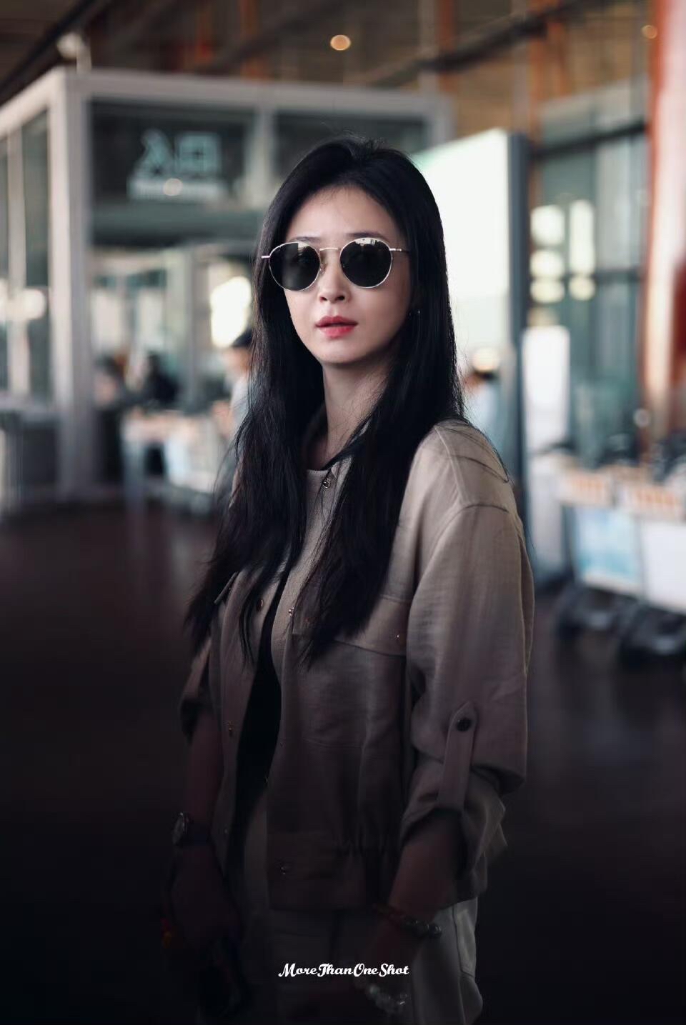 热点新知# 蒋欣慵懒风街拍,这一身简单又好看!