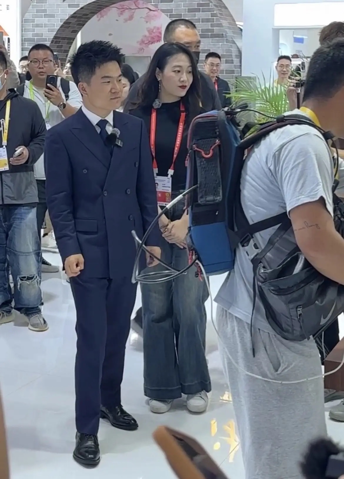 董宇辉 对不起我现在看到你这双皮鞋就想起机器人把你踩出表情包的