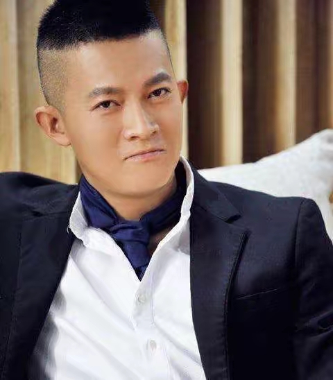 要是有人找杨志刚演戏,他有个必提的条件:得让他老婆也一起上