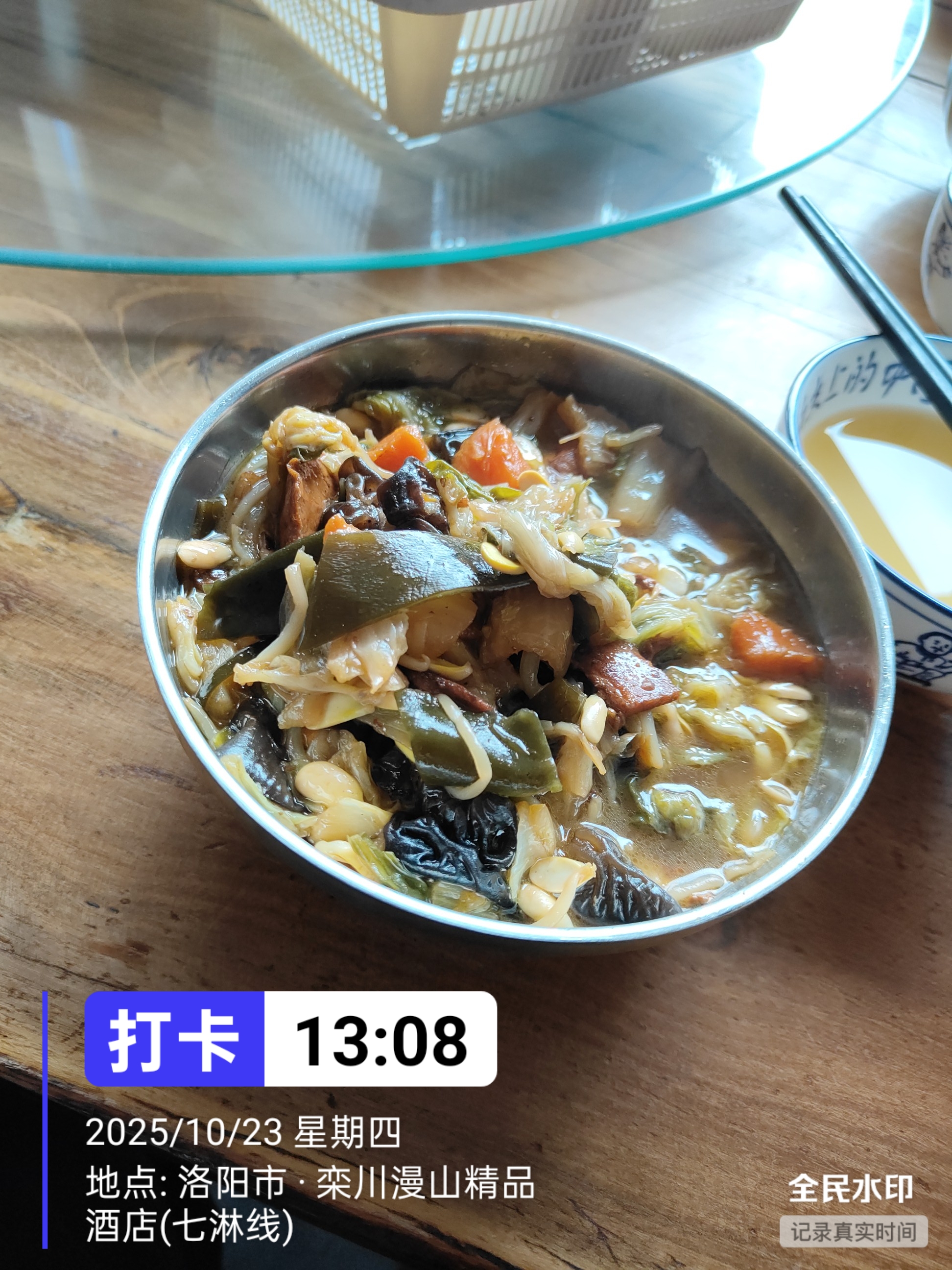 在河南栾川老君山景区漫山精品酒店我们一行人中午吃大锅菜