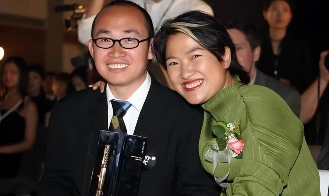 当张欣站在曼哈顿豪宅的落地窗前俯瞰纽约天际线时,或许不会想到自己