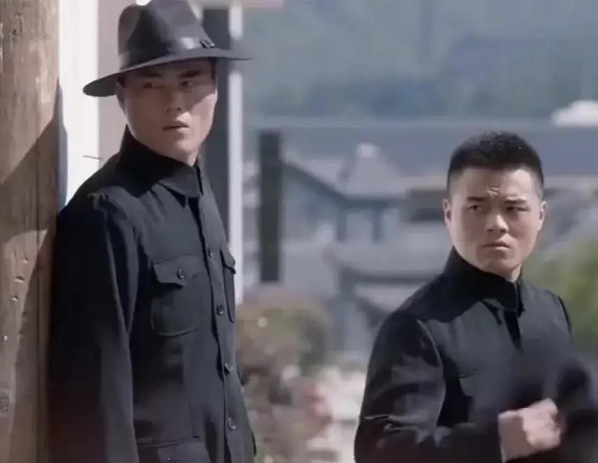 他伸手摸了摸上嘴唇中间的刀痕,又低头看了看身上