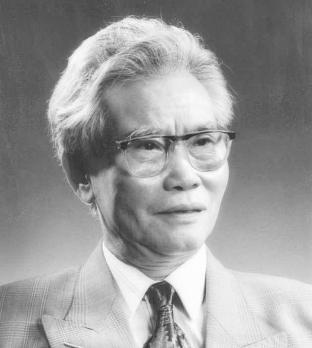 1933年,彭湃8岁的儿子彭士禄在汕头炮台监狱,披着麻袋片,光着脚,吃着