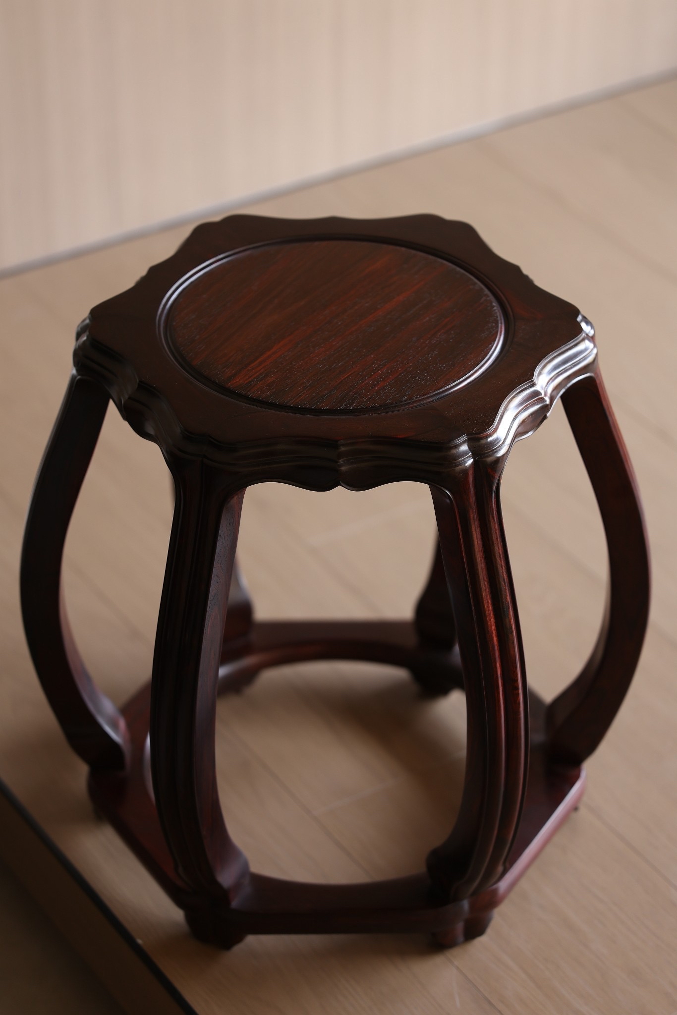 此凳在这里被称为圆凳,是因它造型主旨为圆形,根据