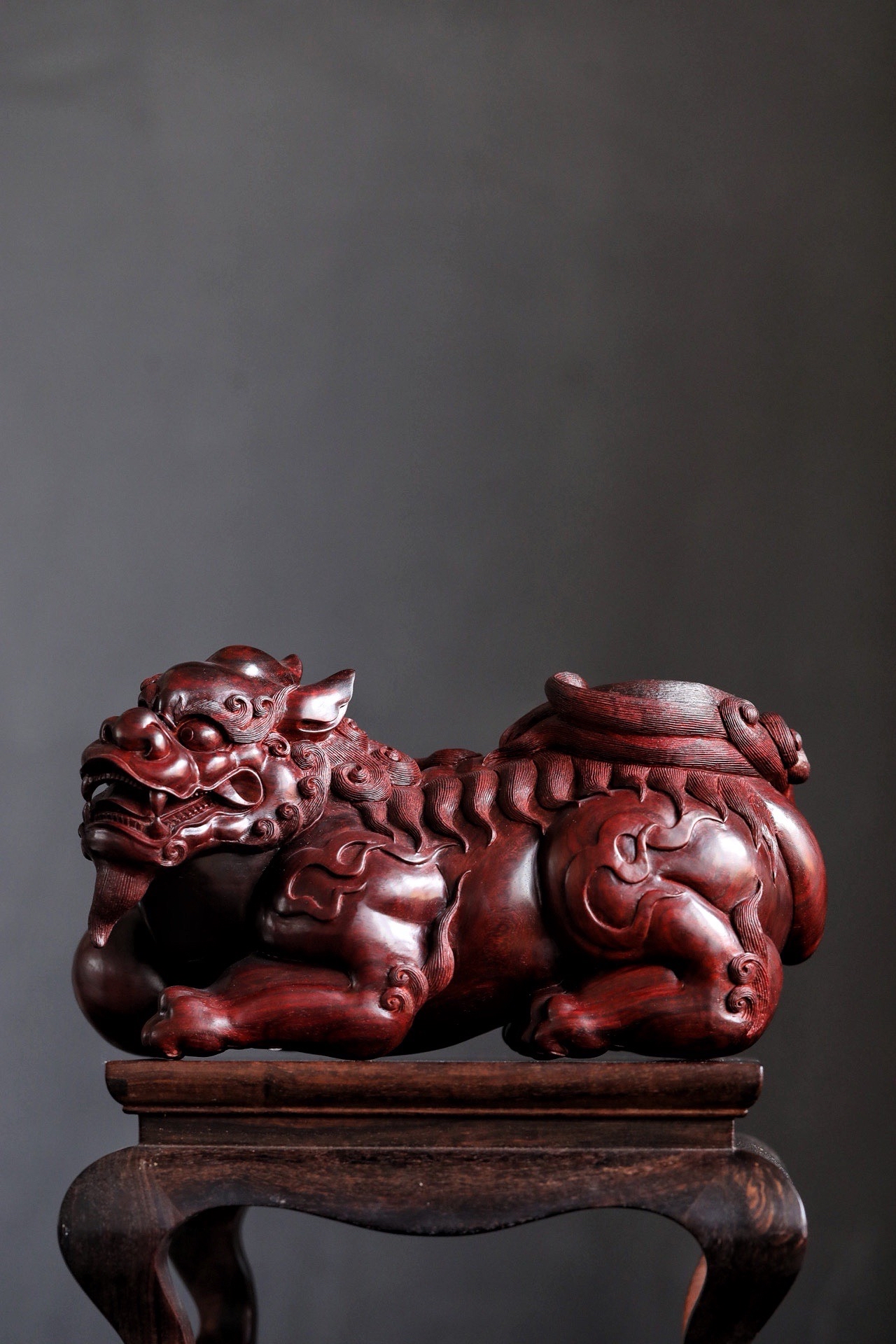 线条曲宛有力,肌肉骨骼强劲,貔貅踩球如戏,形态灵动