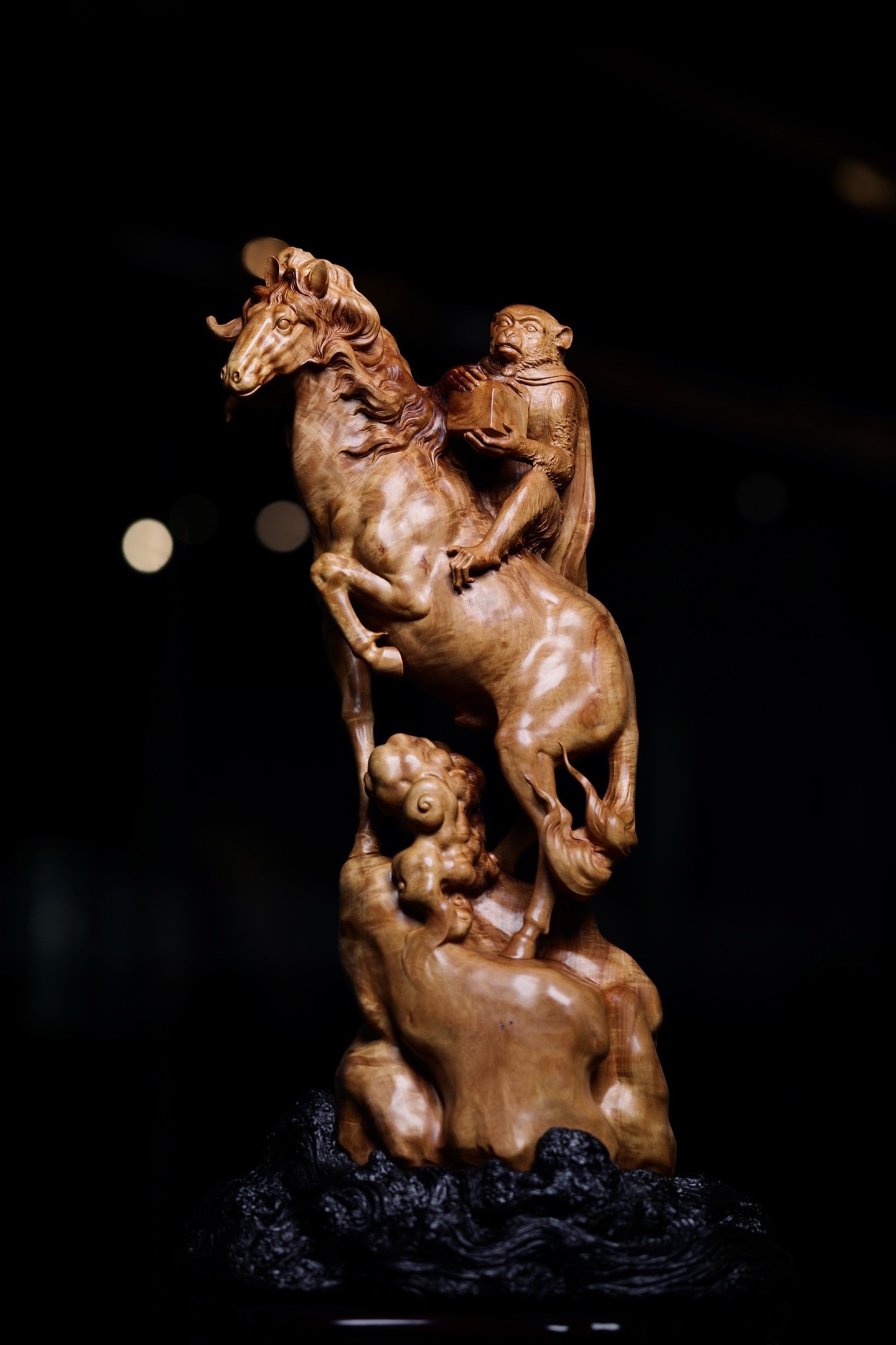 马上封侯檀香整料雕刻以精湛工艺刻画生动之态骏马奔腾气势如虹