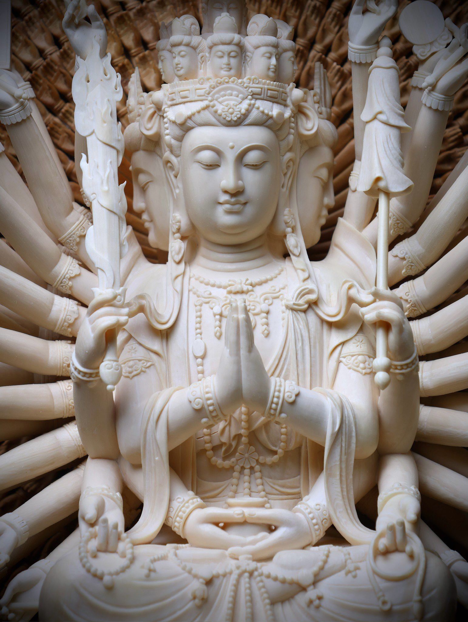 千手观音|猛犸 檀香 四十二臂标准千手坐像,菩萨 双手合十,其余手臂展