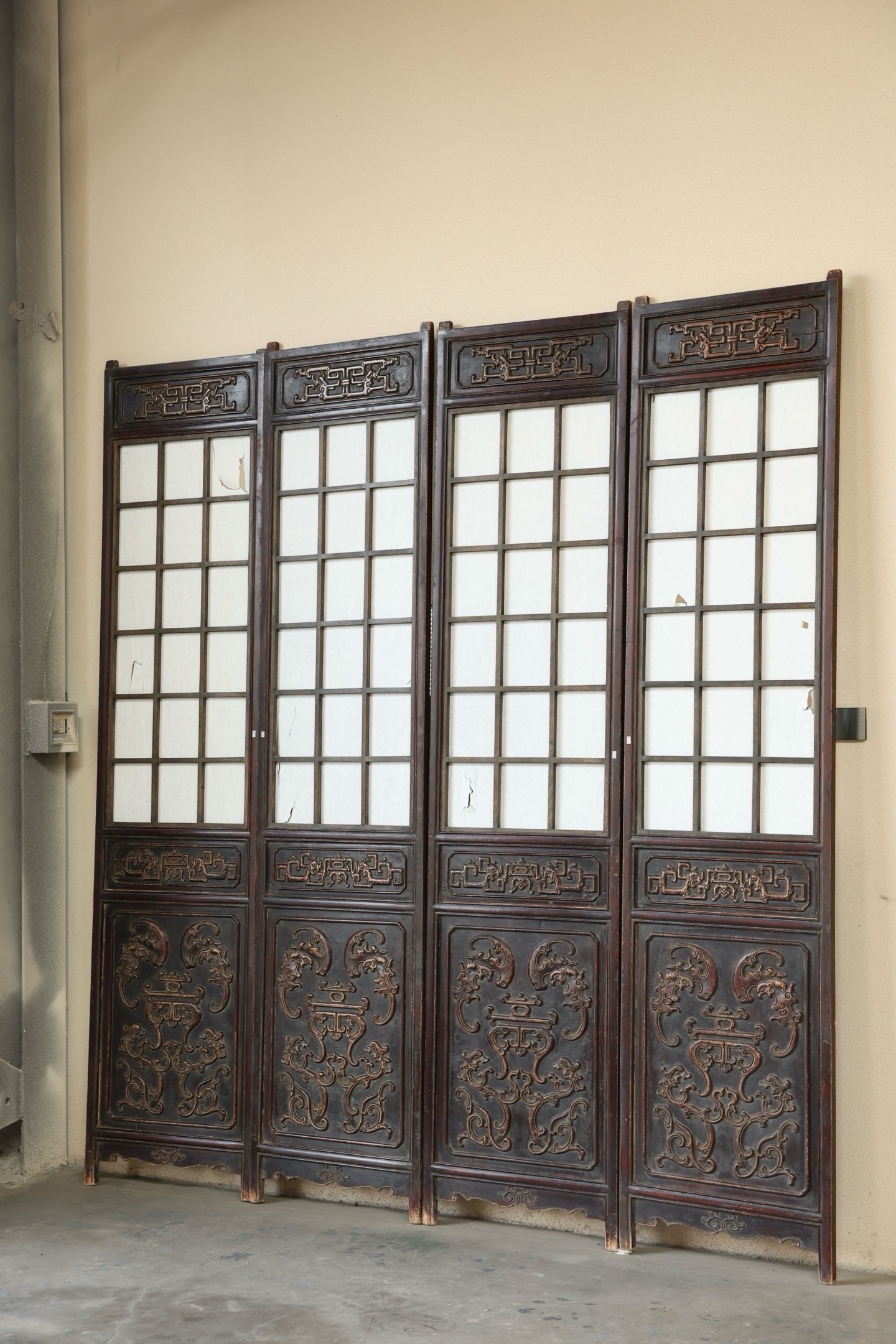 屏风为四扇组合,通体满工浮雕蝙蝠以及龙纹,寓意着福寿与富贵,形制