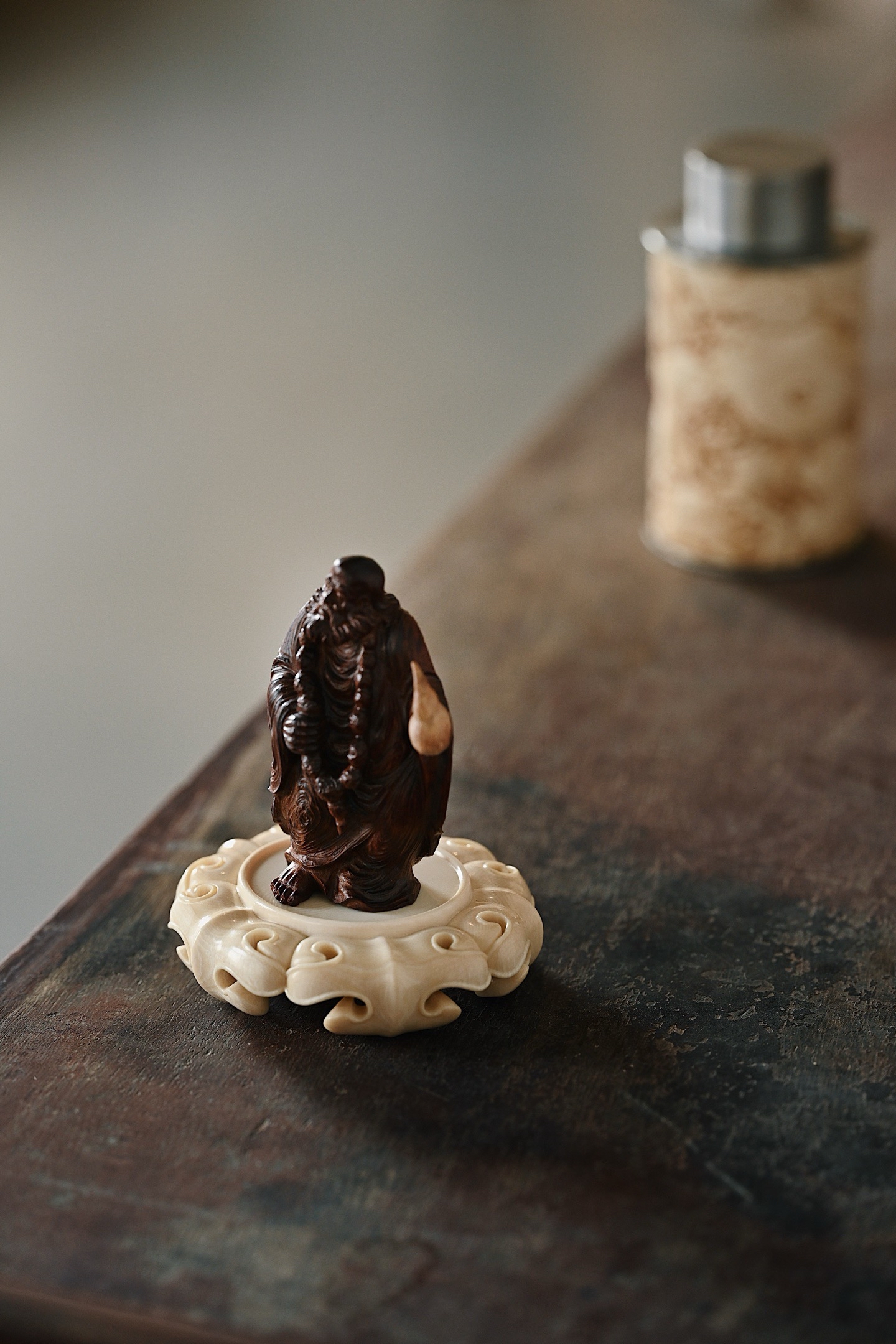 色泽沉润有泽,呈椭圆形,边缘起线,下雕如意纹,造型