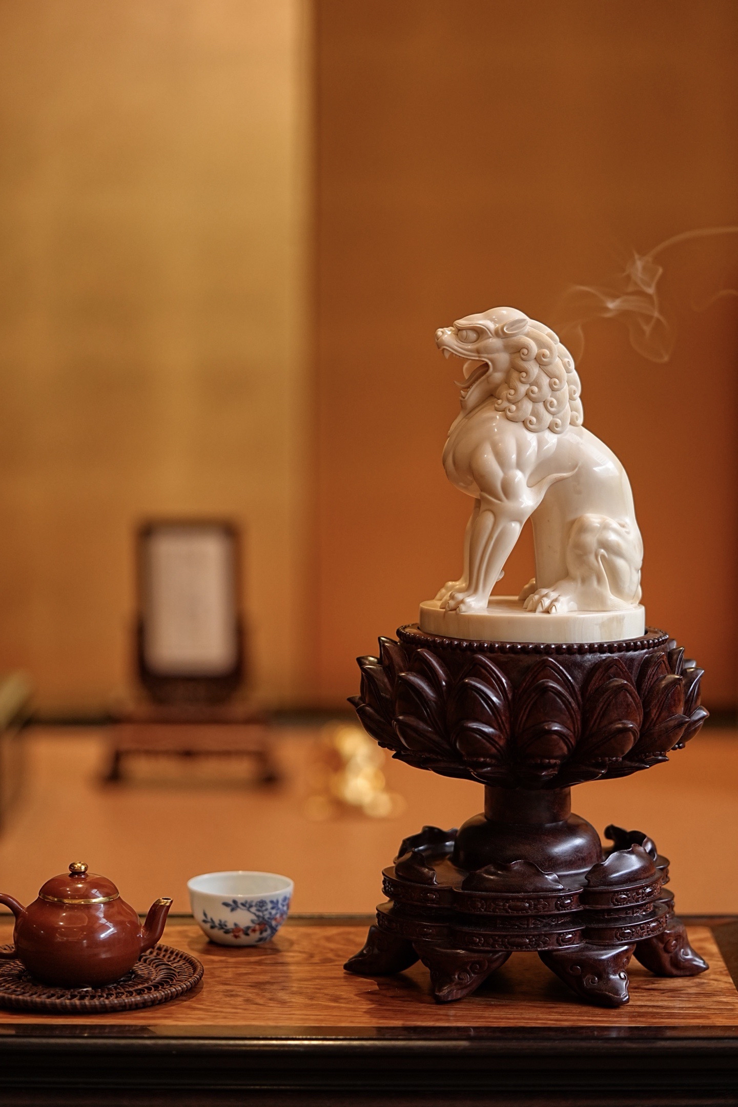 作品 猛犸万年冰牙雕狻猊踞坐肌理如凝霜透光怒目卷鬃间威仪凛然