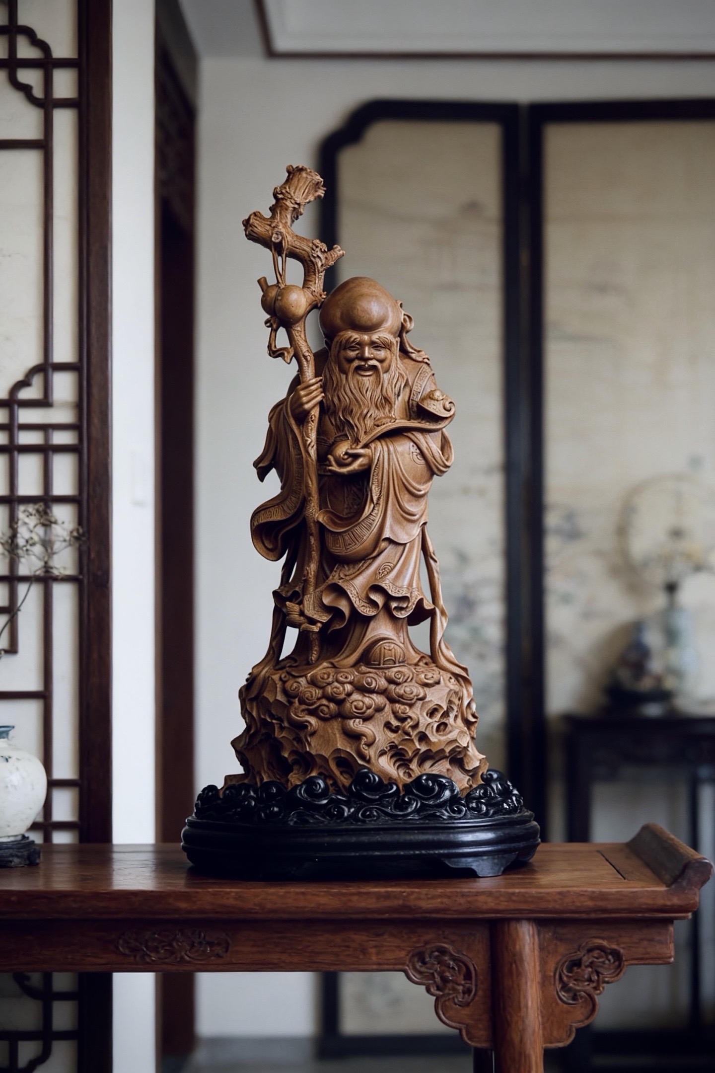 眉宇间尽显慈善左手持如意右手杵龙头拐杖寓意健康长寿福禄双全