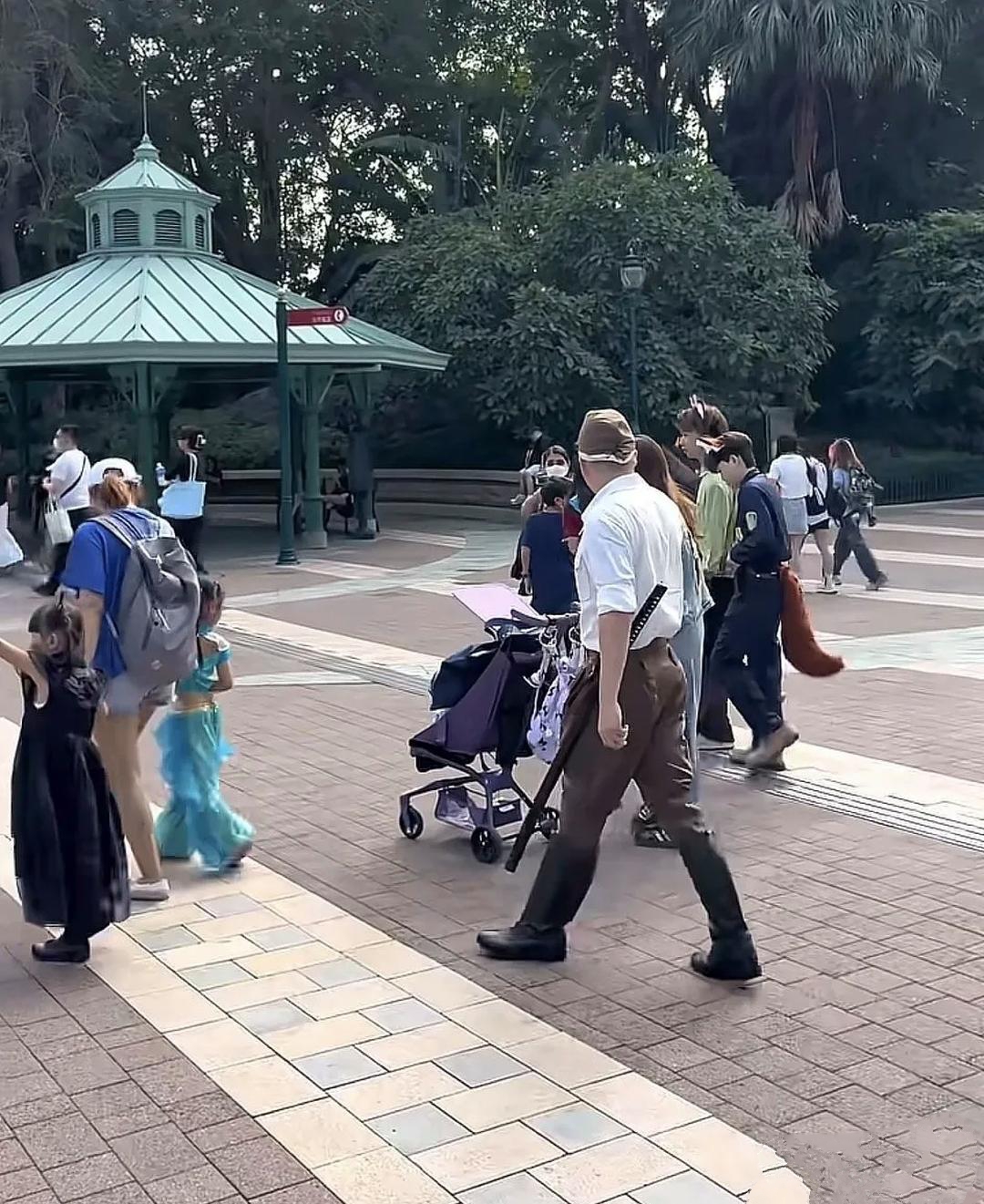 有个男子穿着日本大佐军服就去了可把大家气坏了