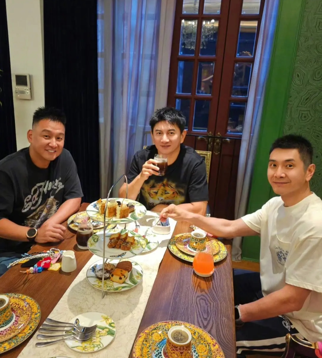 他说,今天长这样.然后邢傲伟转发该文,并说越长越年轻