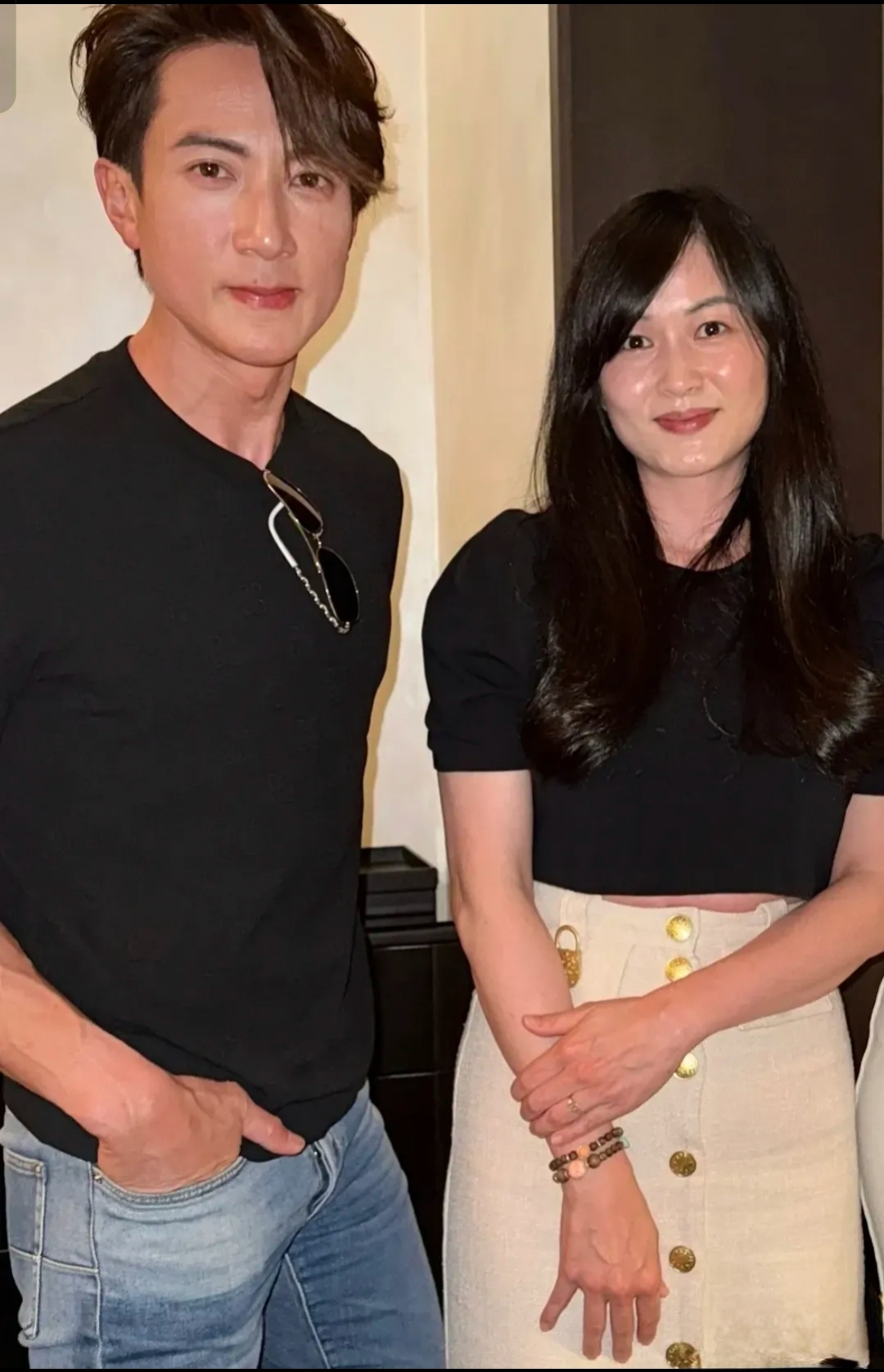 夫妻俩穿着黑色情侣t恤,拍照都是紧挨着彼此,走到