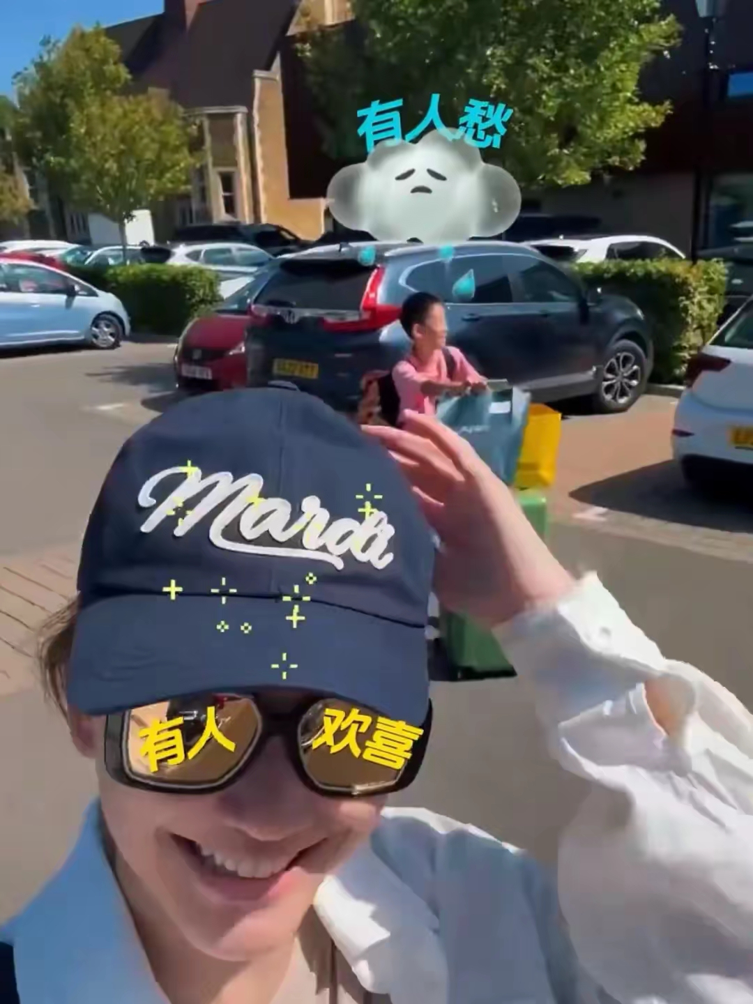 7月31日应采儿在社交平台晒出送大儿子jasper去夏令营的画面母子