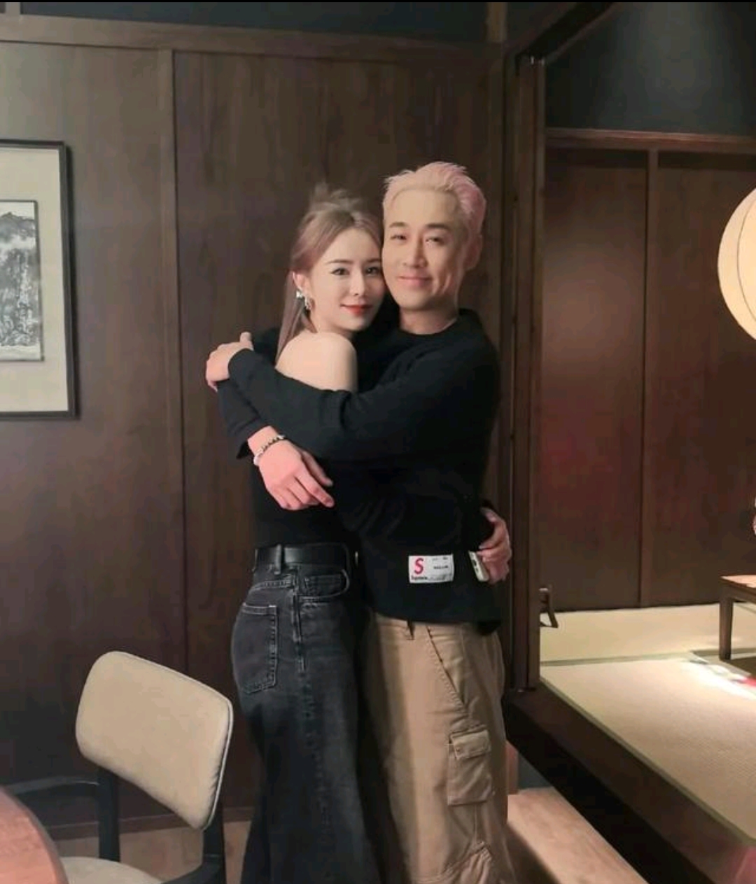林峯和老婆张馨月到酒店吃饭夫妻俩都染了粉发脸贴脸抱秀恩爱娱乐