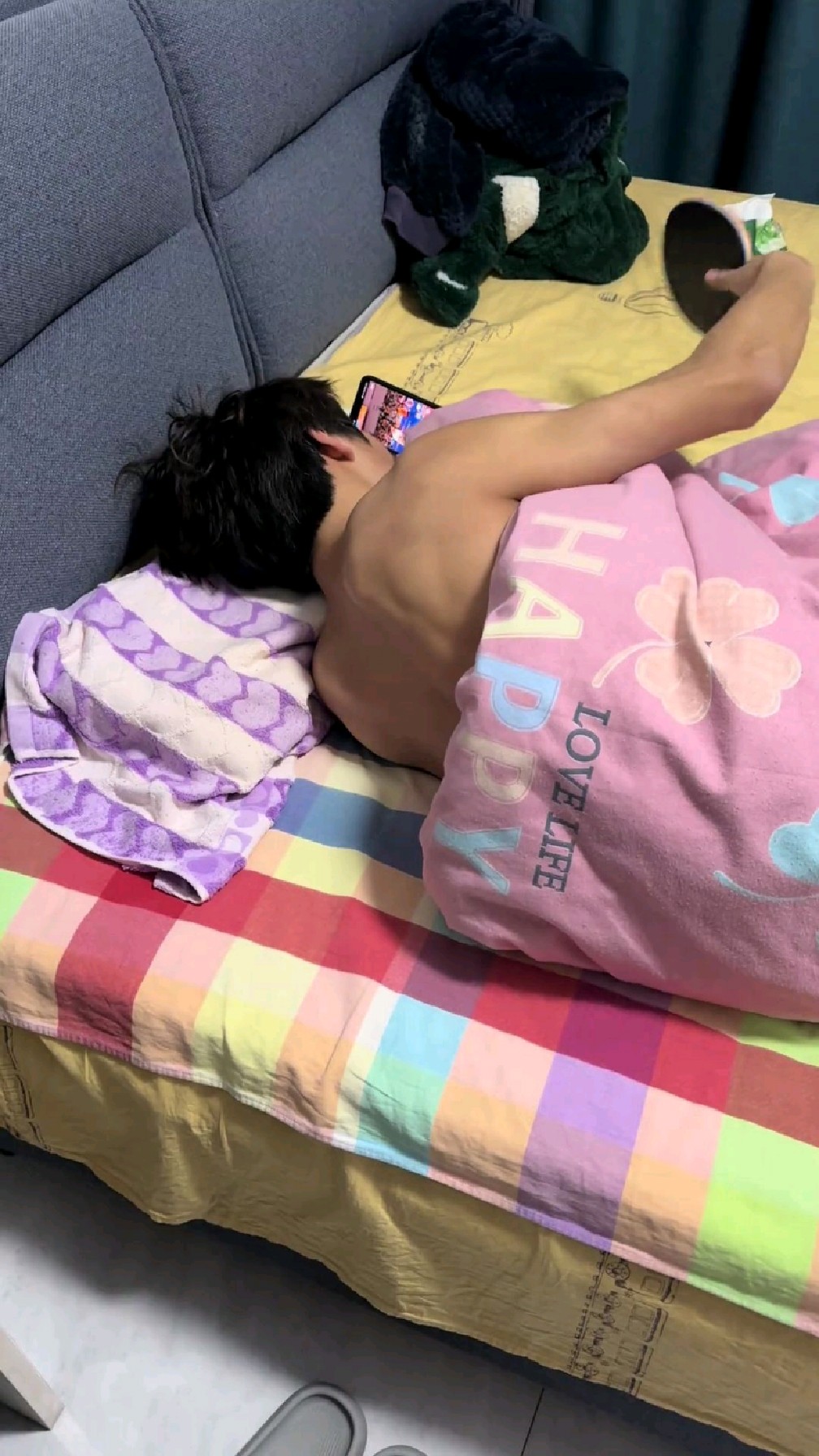 躺在被窝里练乒乓!