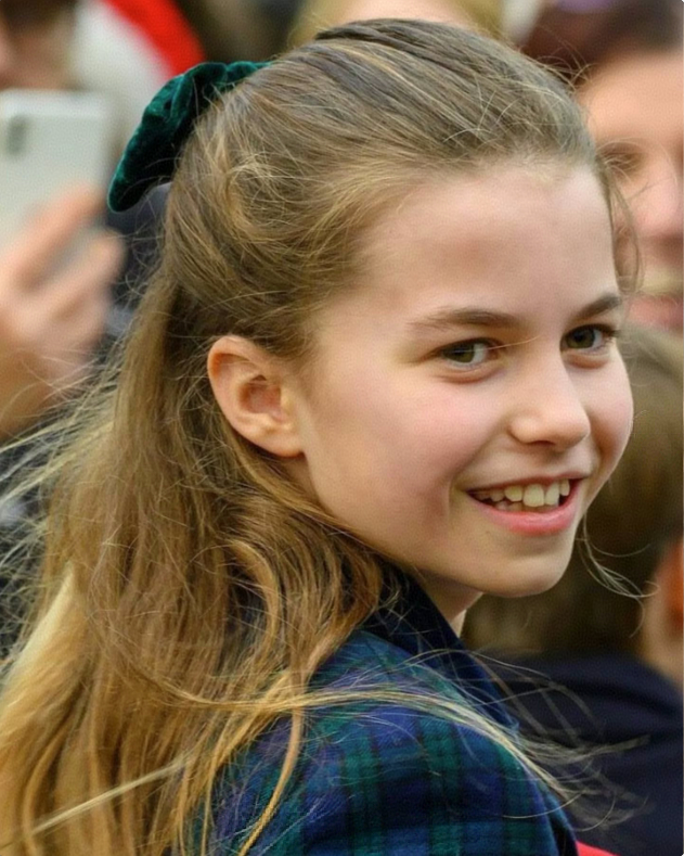 夏洛特公主在9岁的年龄就展现出优雅气质,灿烂笑容格外迷人