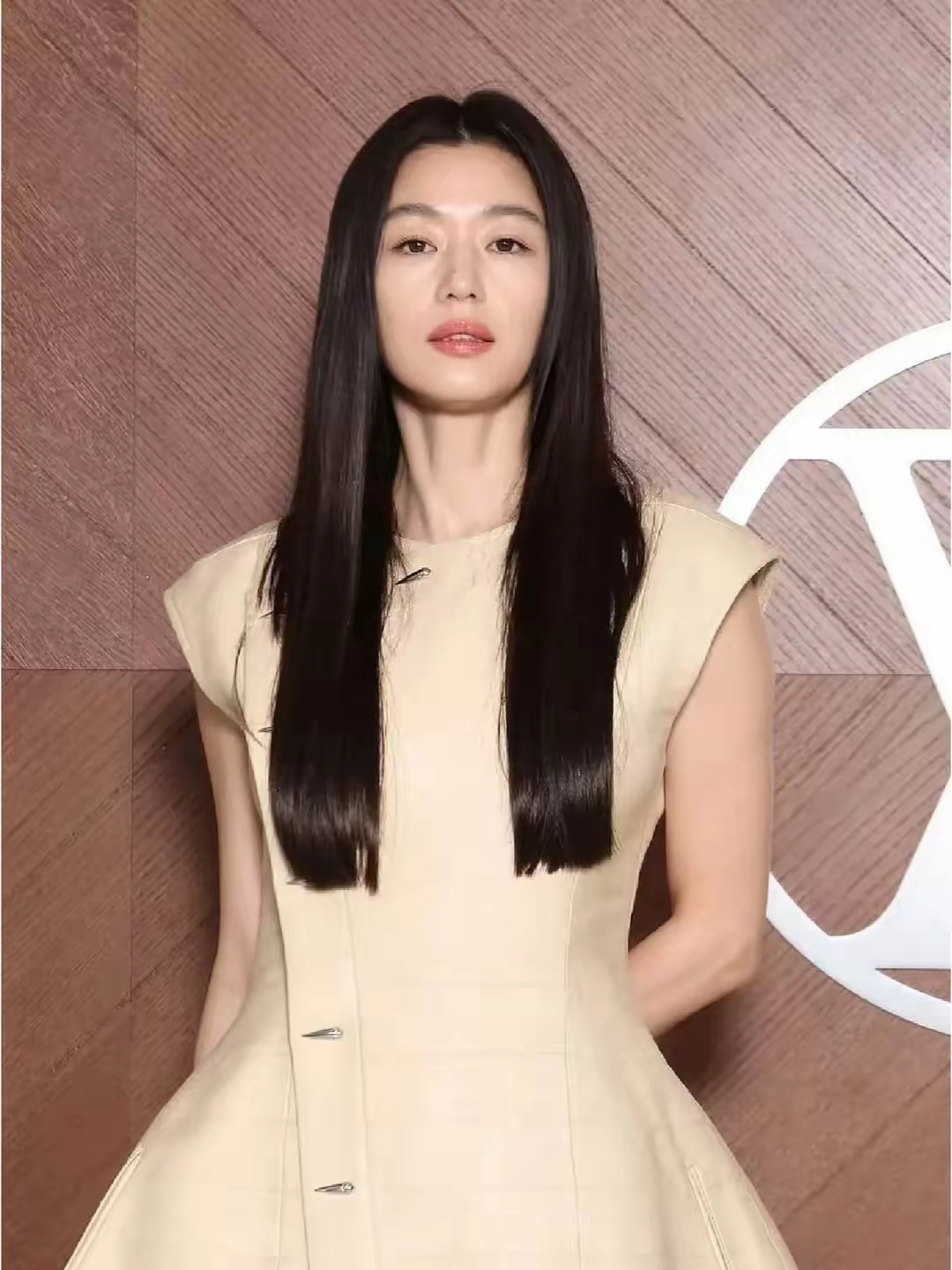 在她这个年纪,还能轻松驾驭黑长直发型的,寥寥无几 .#动态连更挑战