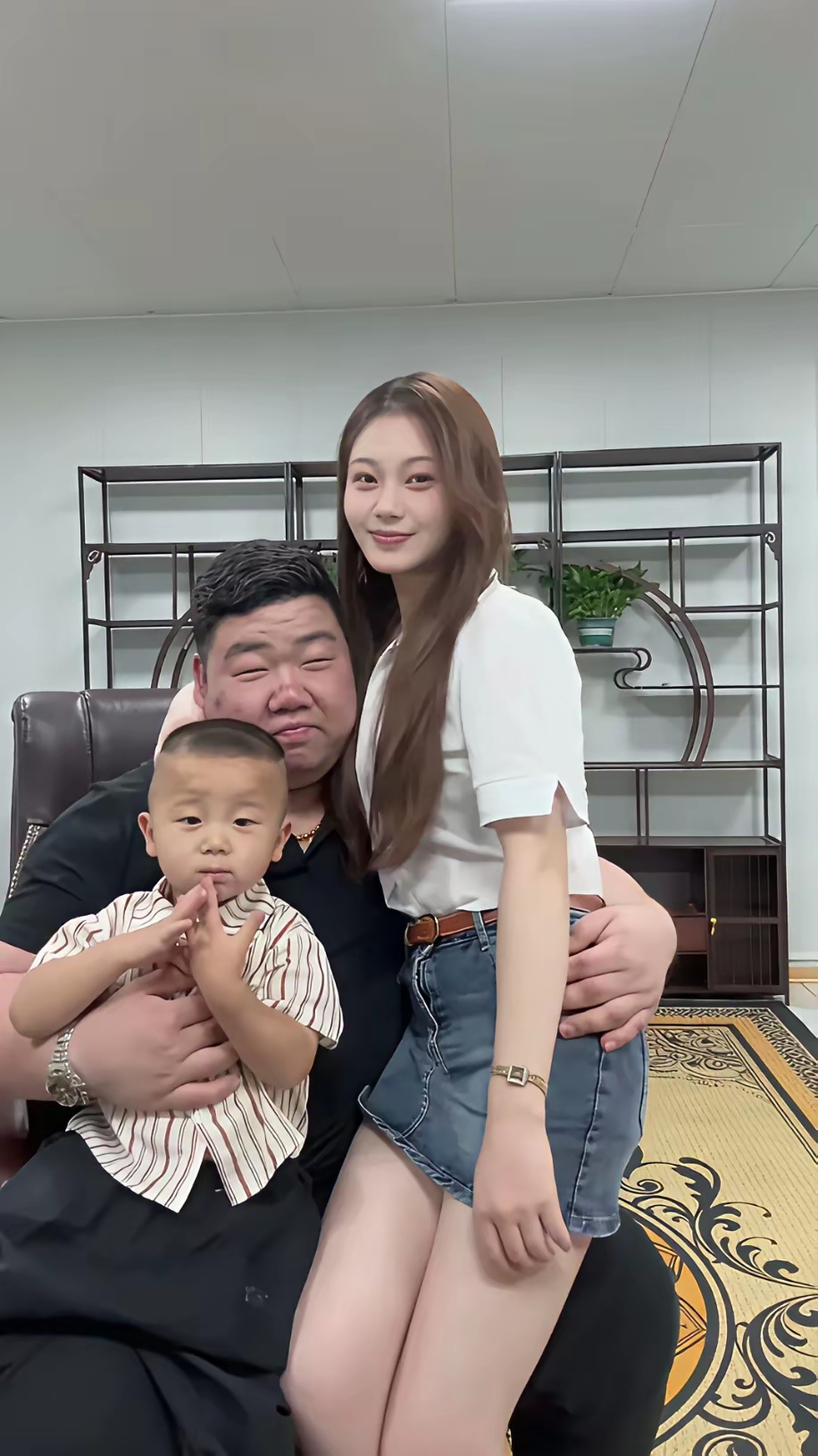 小眯缝眼,脸色黑里透黄,还肿胀胀的,像个发面馒头