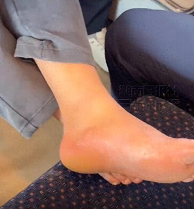 男子脱鞋光脚架座位,真把高铁当自己家了!