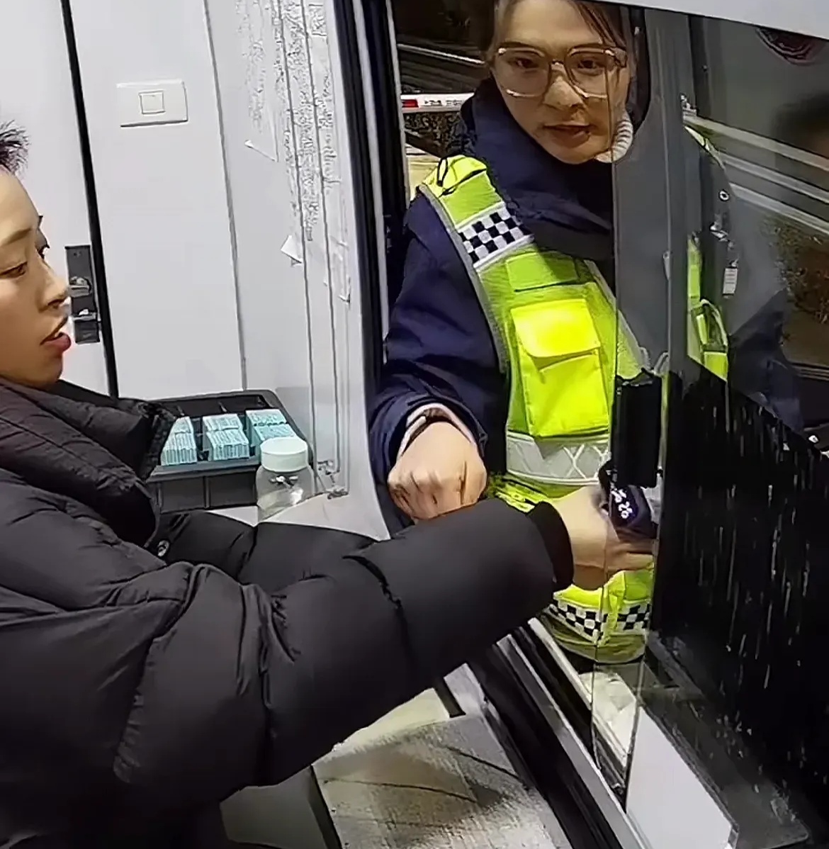 在浙江杭州,就因为12块钱,那故事可真是跌宕起伏,比电视剧还精彩