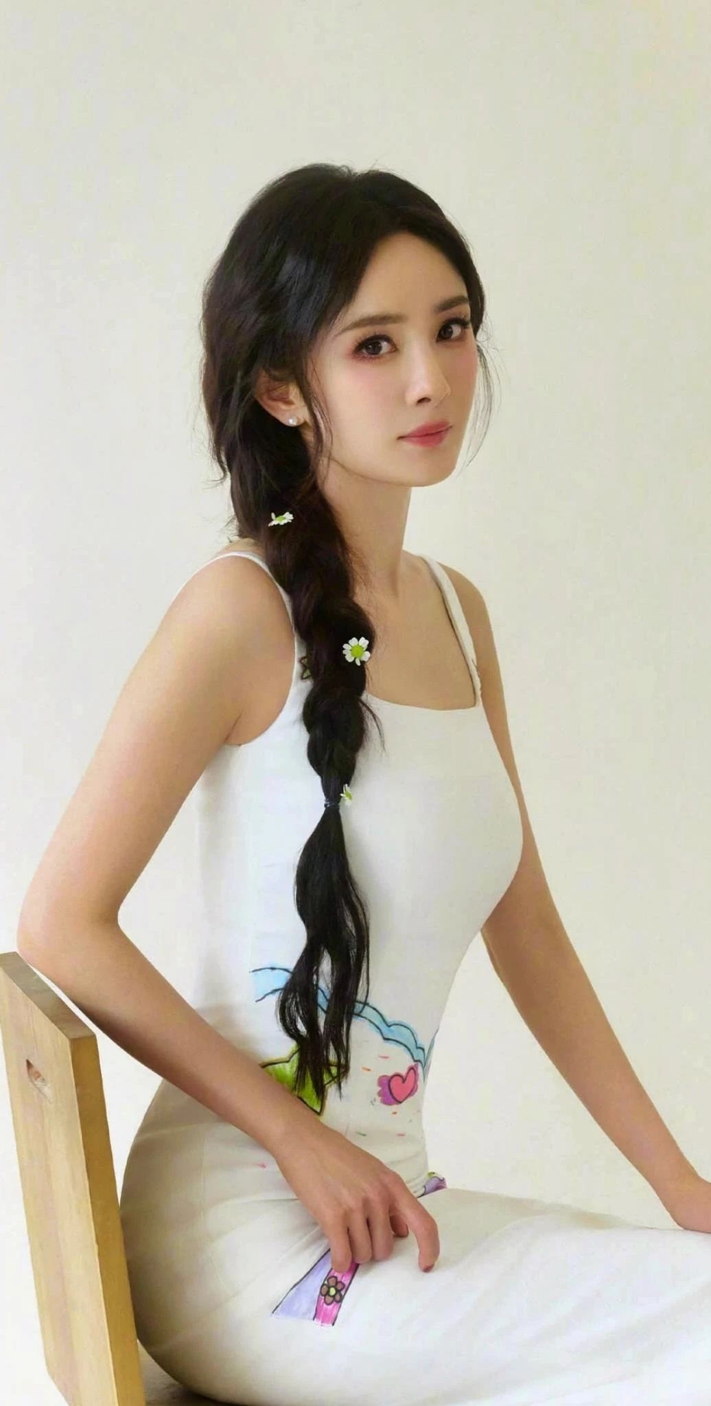 杨幂白裙簪花,侧编麻花辫尽显灵动清新,如初夏微风般甜美沁人,优雅