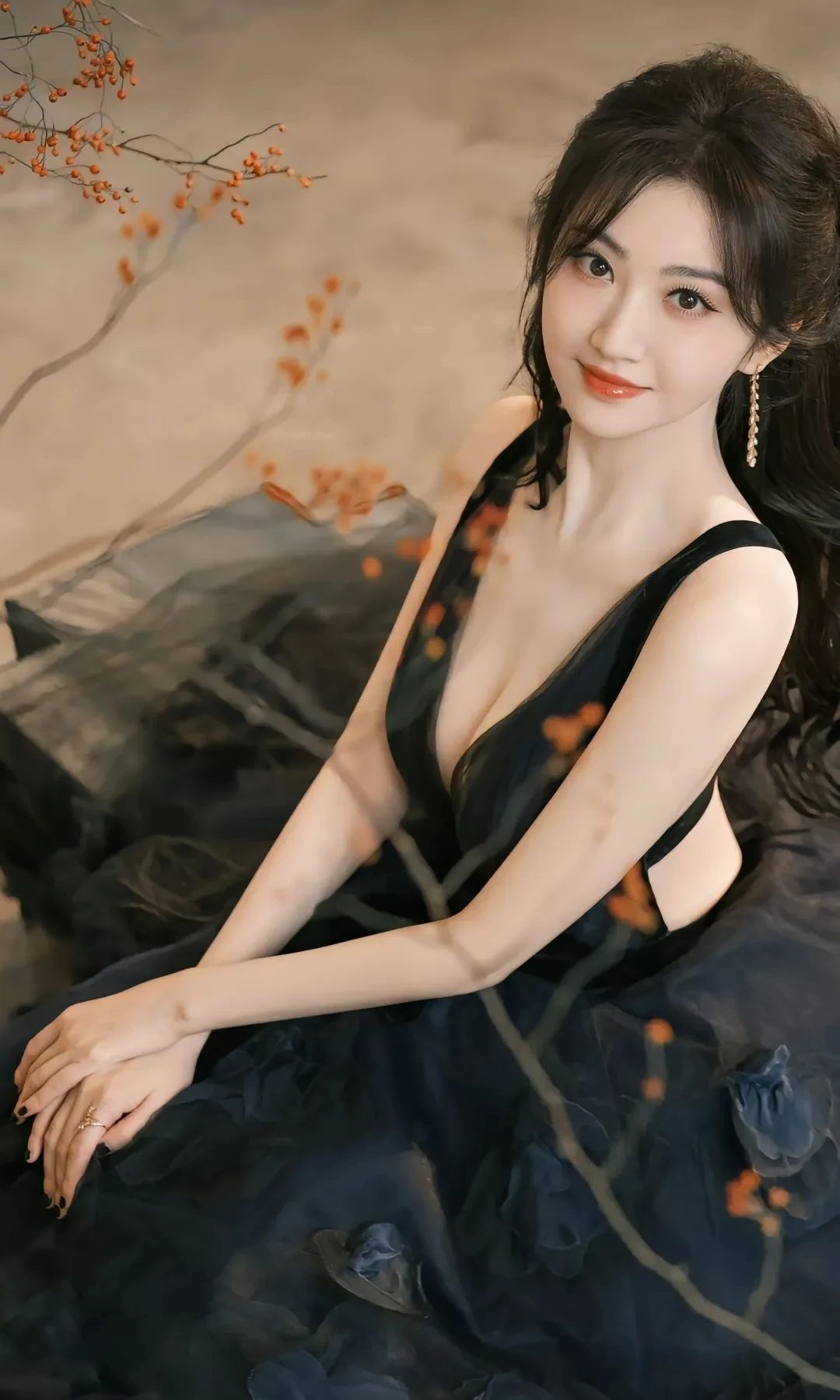 景甜身着深v露背黑纱裙,蓬松裙摆缀花,乌发衬红唇,在枝条点缀间优雅