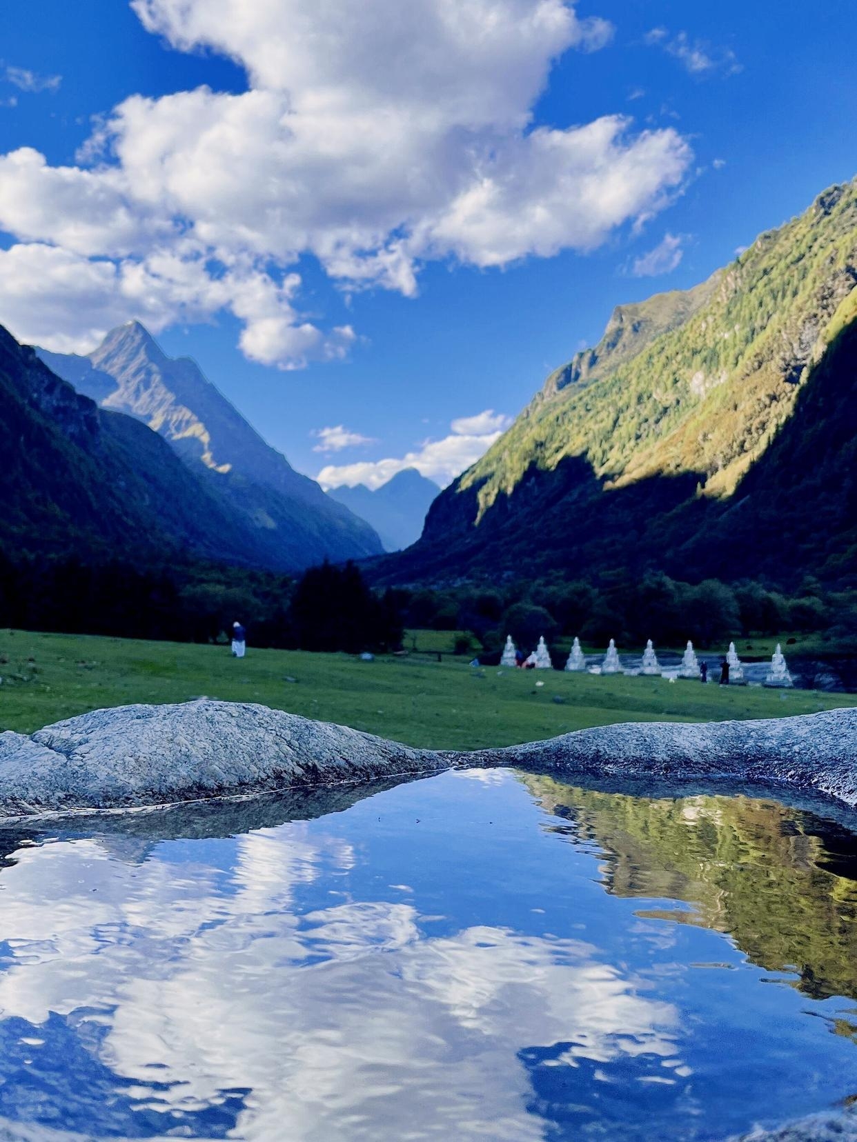 6月的四姑娘山风景如画,是避暑游玩的好去处,以下是相关实况及雪山