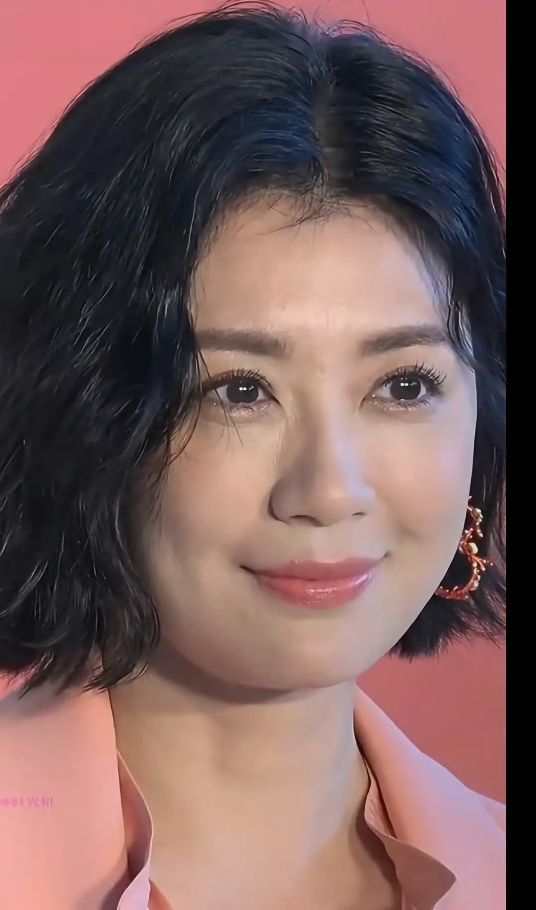 为什么都是圆肉脸大眼,年轻时也长得像,贾静雯50的