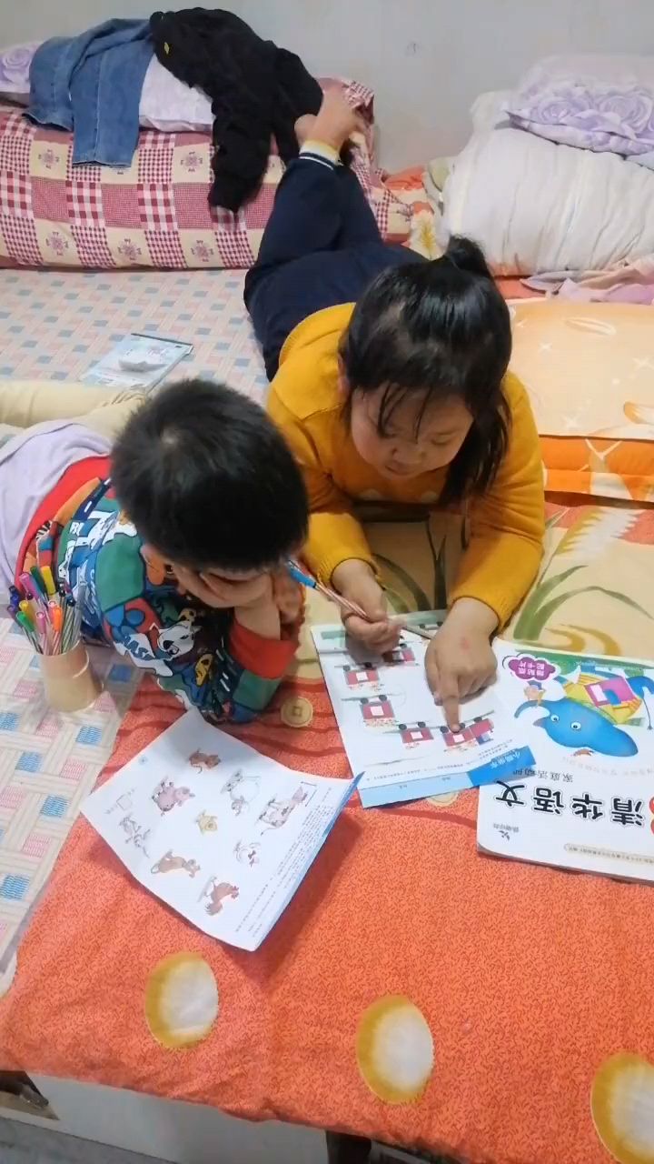 姐姐教弟弟戴雨伞教学视频