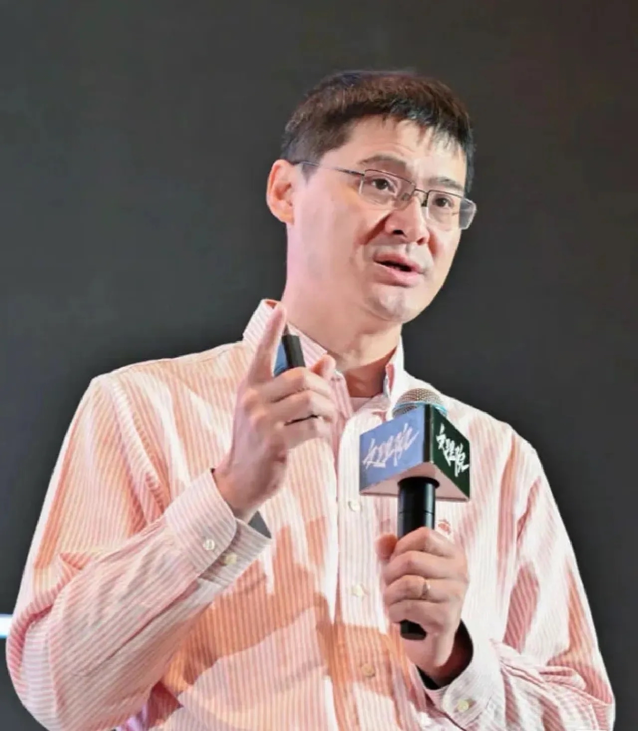 罗翔教授说:"糟糕的家庭,就是在小事上消耗孩子,吃饭掉了米粒,马上会