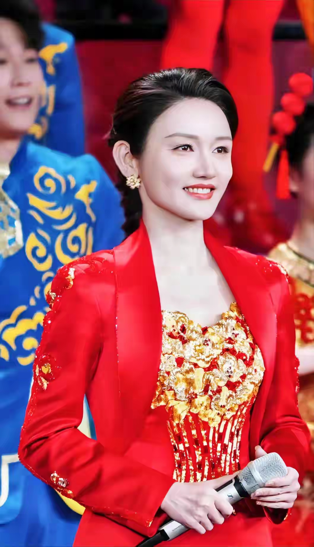 龙洋简直越来越优秀了 从她的身上 似乎看到了董卿的影子 还有周涛的