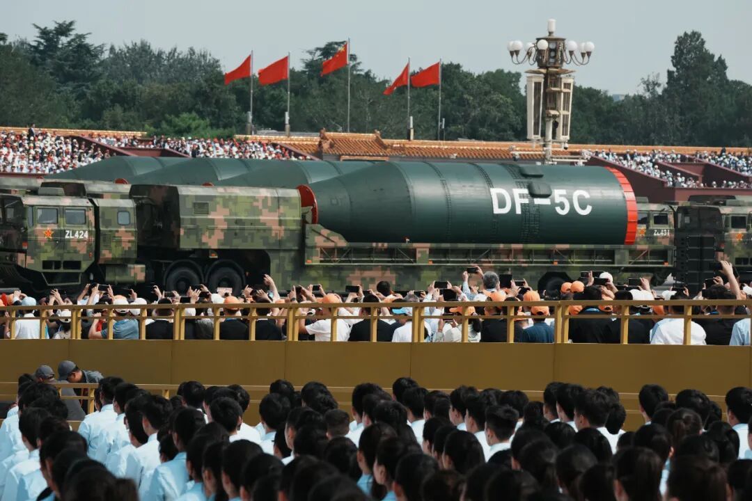 震撼!中国东风核导弹方队横空出世,这才是真正的和平盾牌!