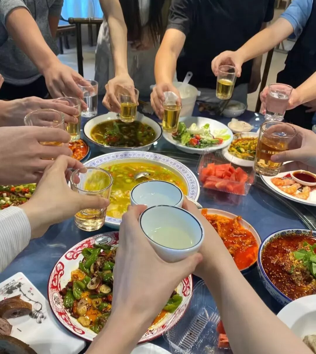 朋友聚会如果陌生人太多的话尽量早点离开
