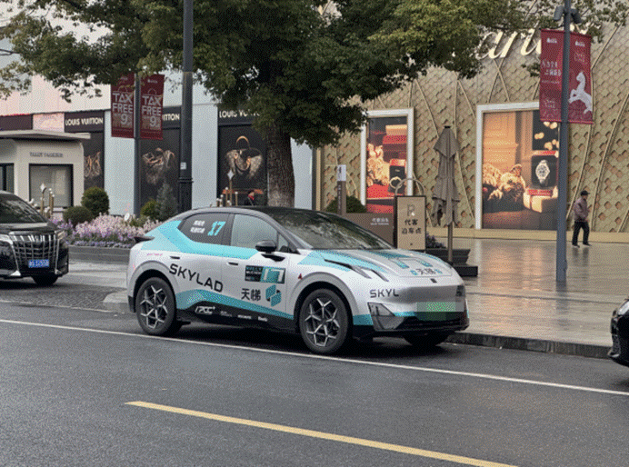 安静，但不好惹！领克Z20的赛道与银幕双重性格-有驾