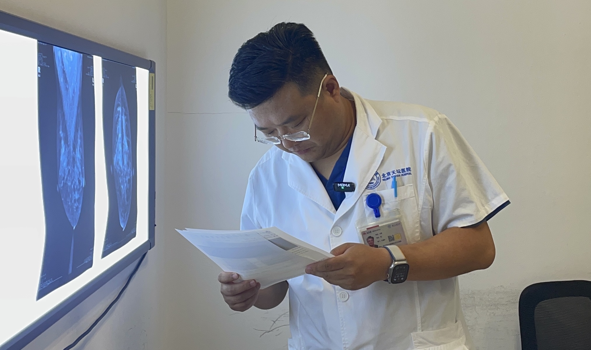 她今年52岁, 她以前是家里的顶梁柱,家里虽然不富