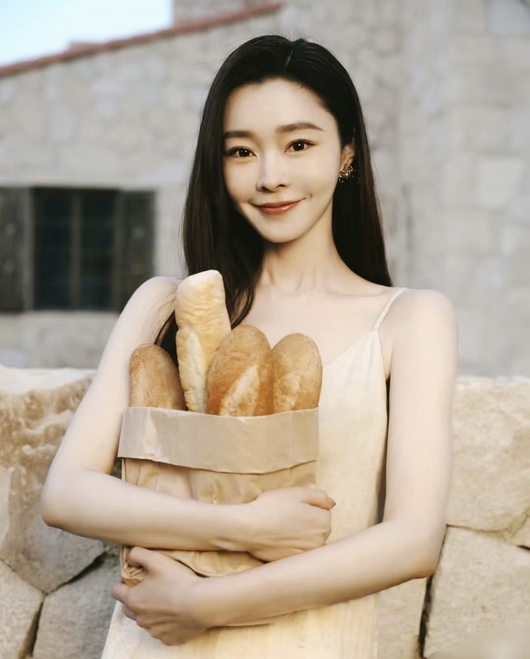 虽然感情生活成谜,但宋轶的时尚表现始终吸睛