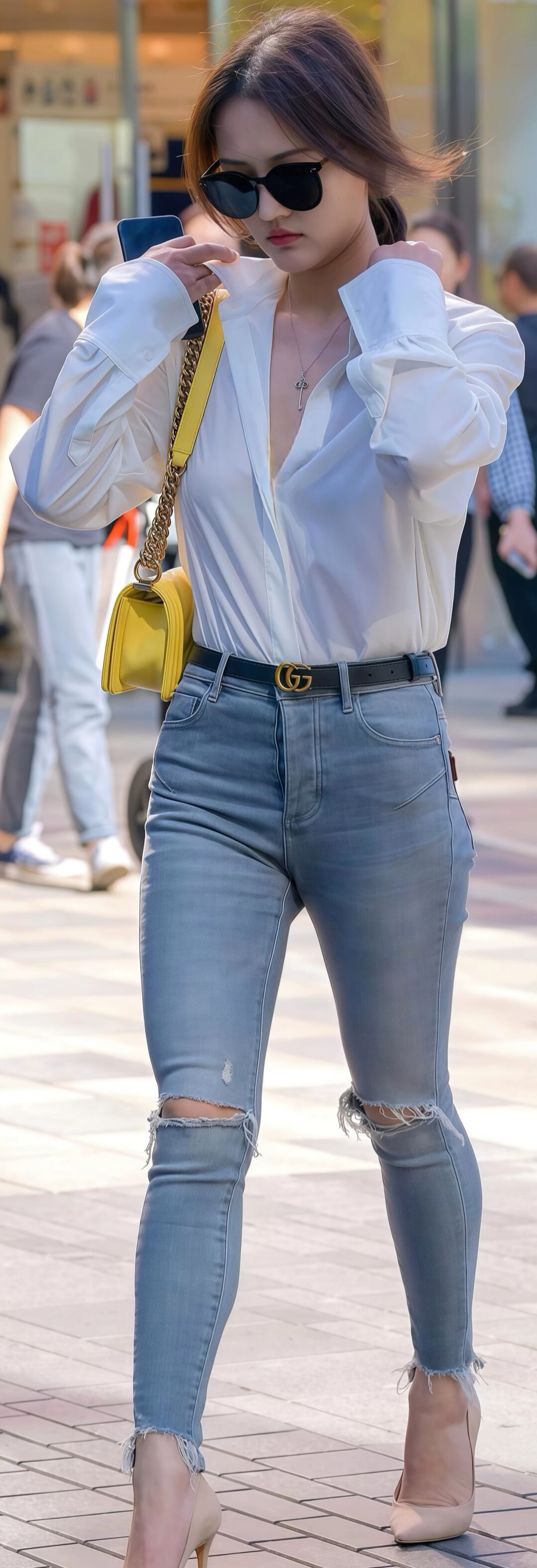 街头时尚穿搭分享:白色宽松衬衣搭配浅蓝色破洞牛仔裤