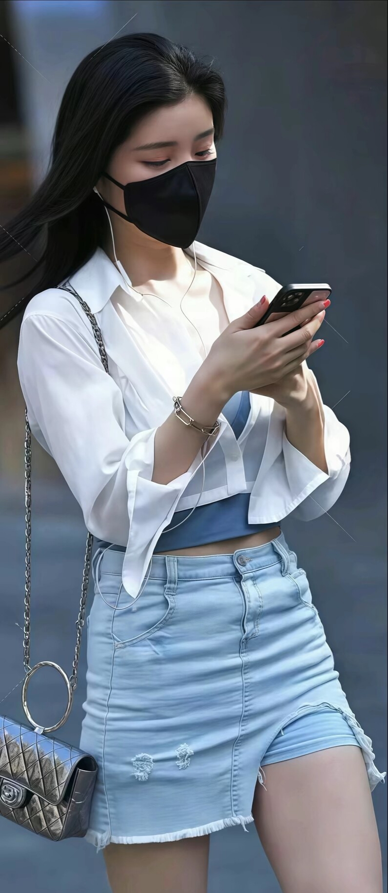 今日街头时尚穿搭分享:白色宽松长袖衬衫,内搭蓝色短