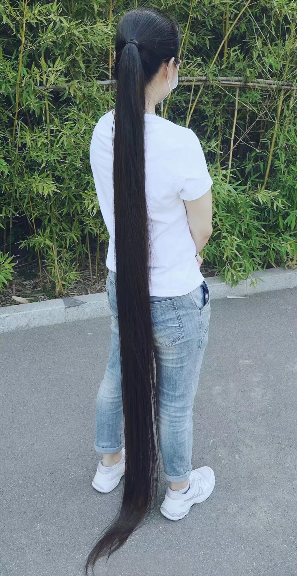 长发及地,是岁月编织的诗意.每一丝发缕,都藏着时光的故事